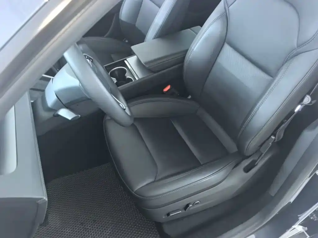 Tesla Model Y — миниатюра 15