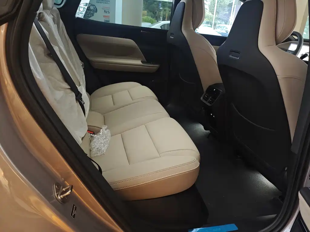 Volvo XC70 PHEV — миниатюра 7