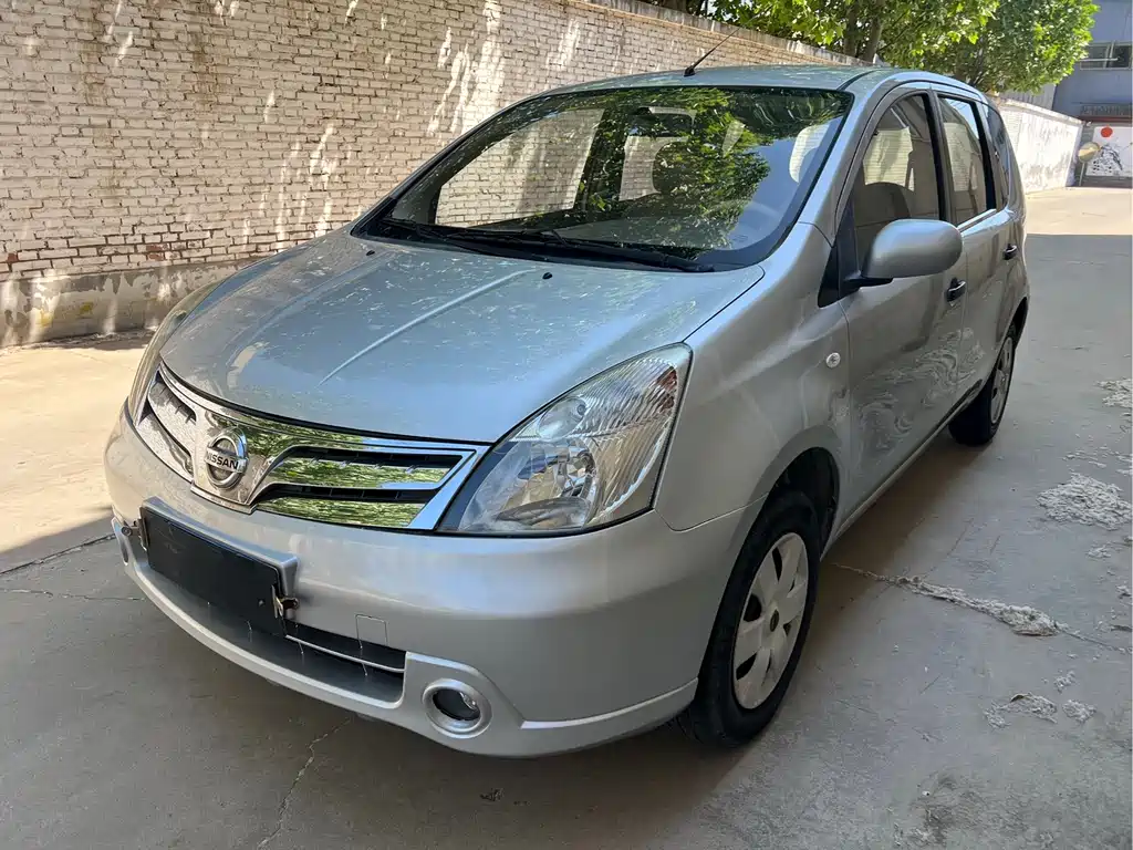Купить Nissan Livina