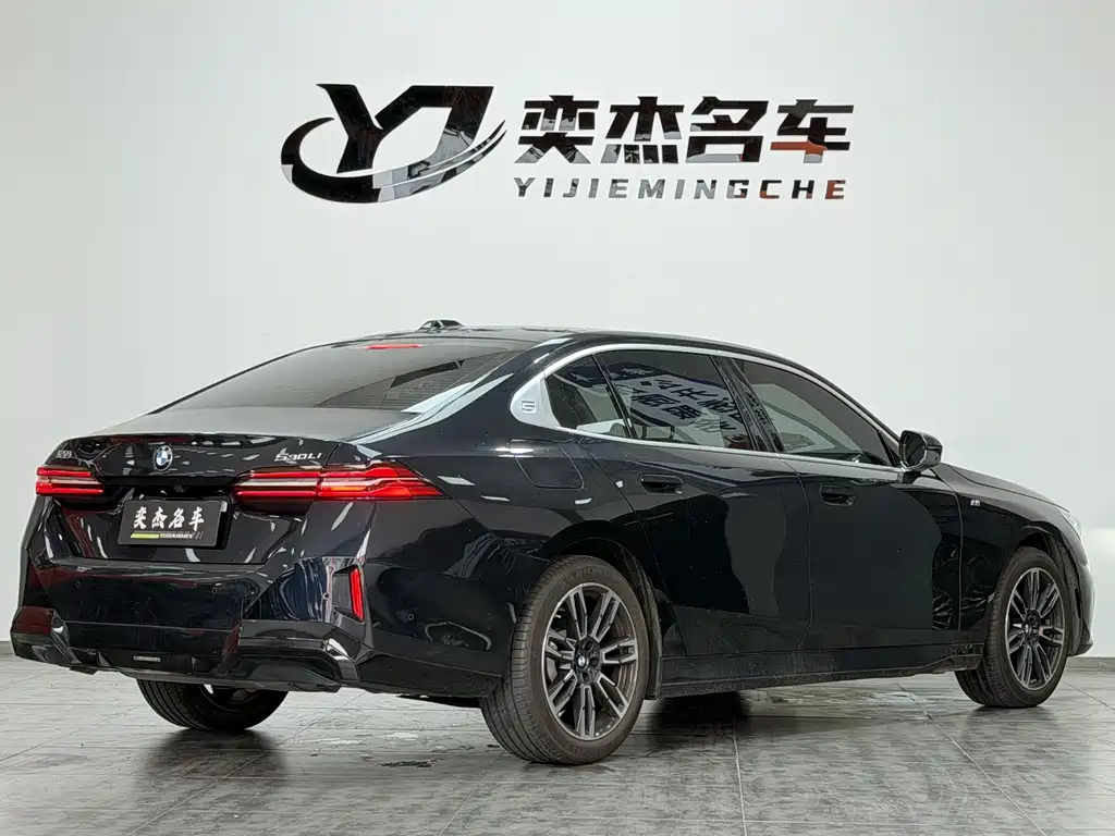 BMW 5 Series — миниатюра 7