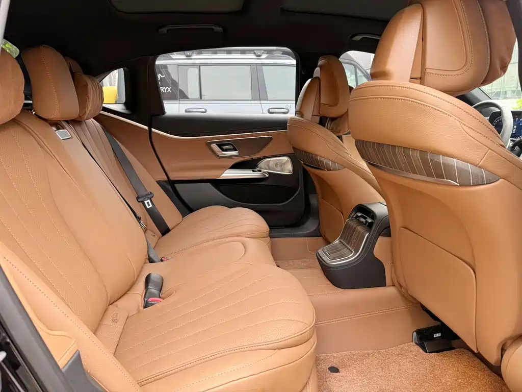 Mercedes-Benz E-Class — миниатюра 11