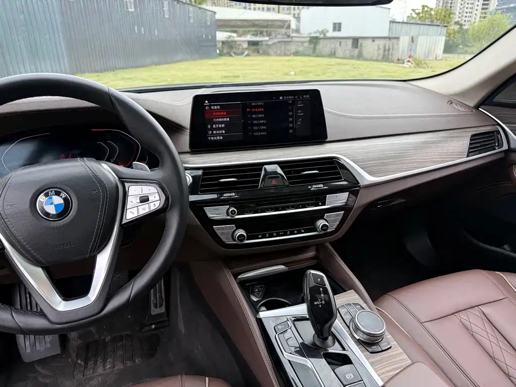 BMW 5 Series — миниатюра 11