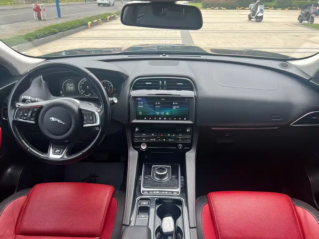 Jaguar F-Pace 2018 2.0T R-Sport Sport