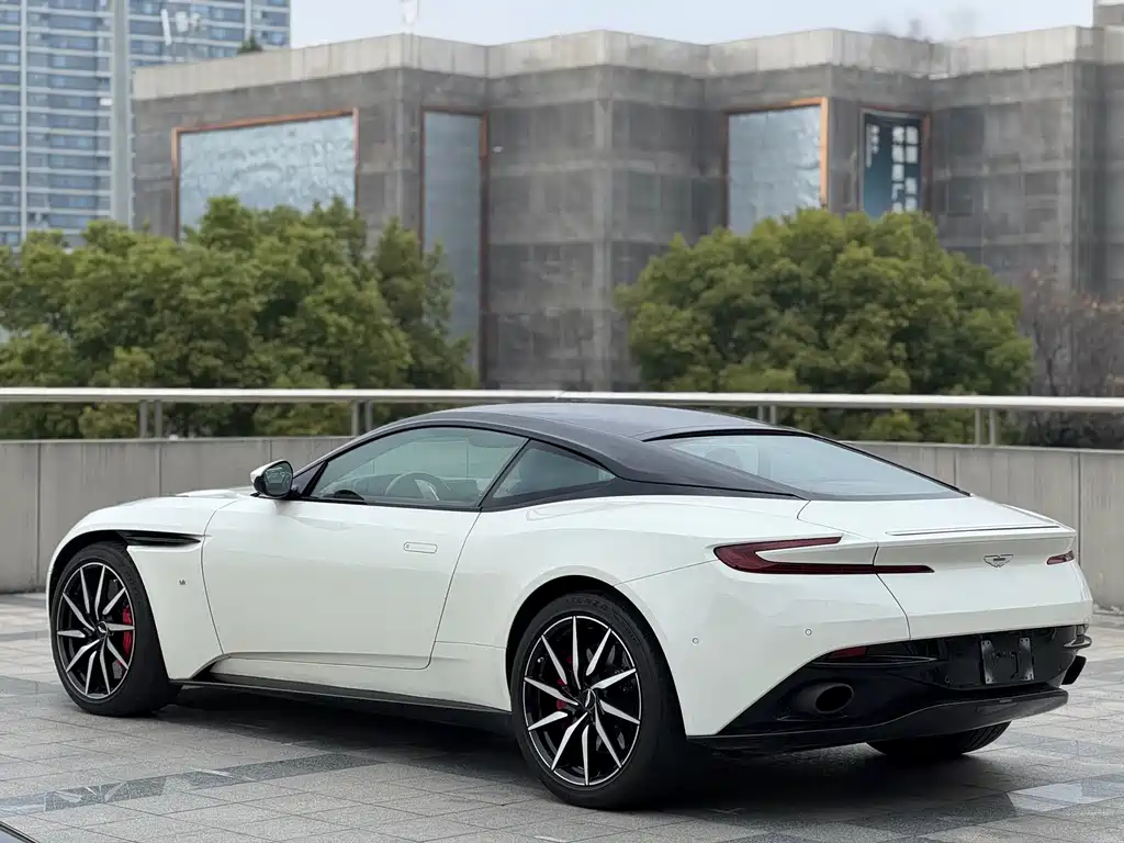 ASTON MARTIN DB11
