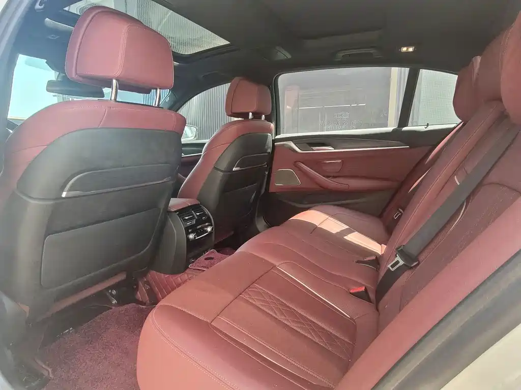 BMW 5 Series — миниатюра 13