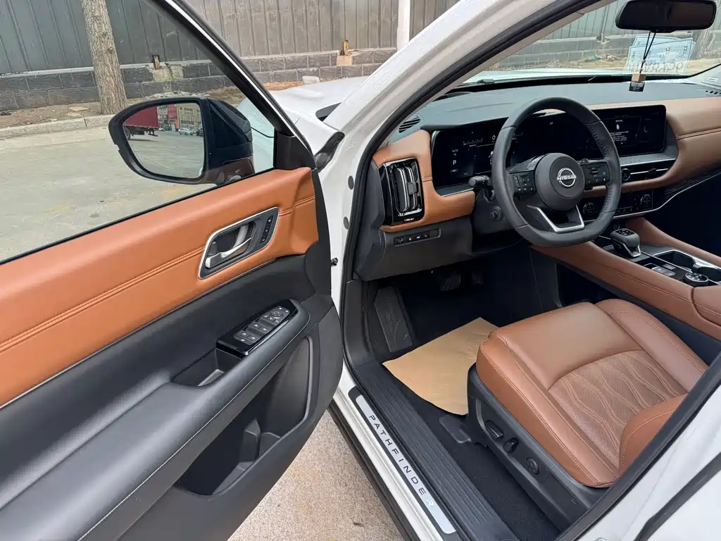 NISSAN EXPLORING THE LAND