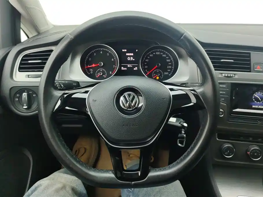 VOLKSWAGEN GOLF