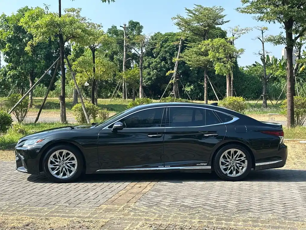 Lexus LS — миниатюра 8