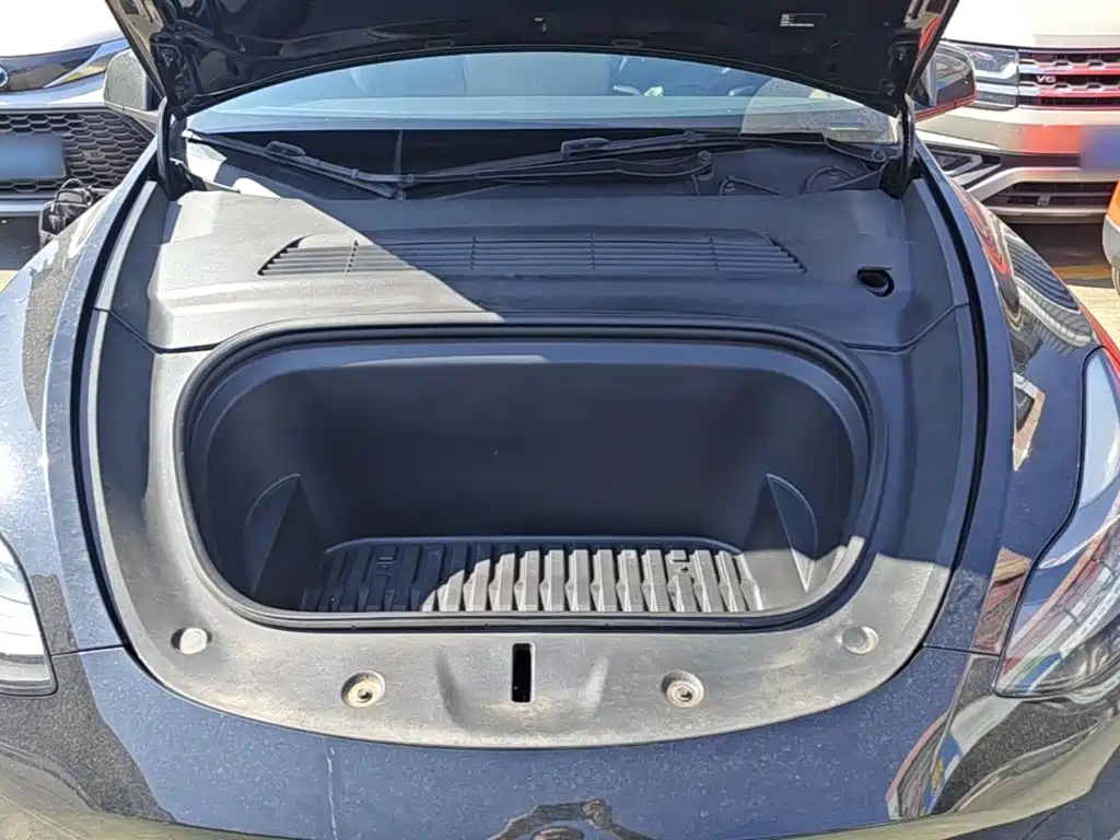 Tesla Model Y — миниатюра 20