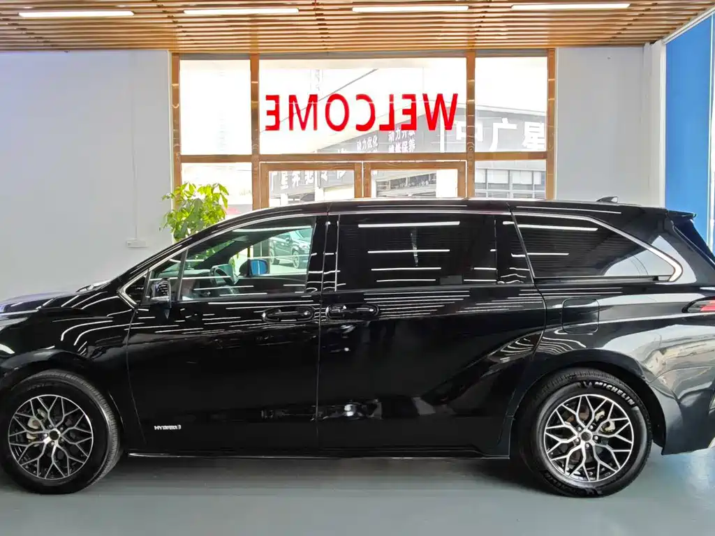 Toyota Sienna — миниатюра 4