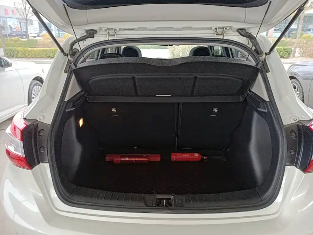 Nissan Tiida — миниатюра 19