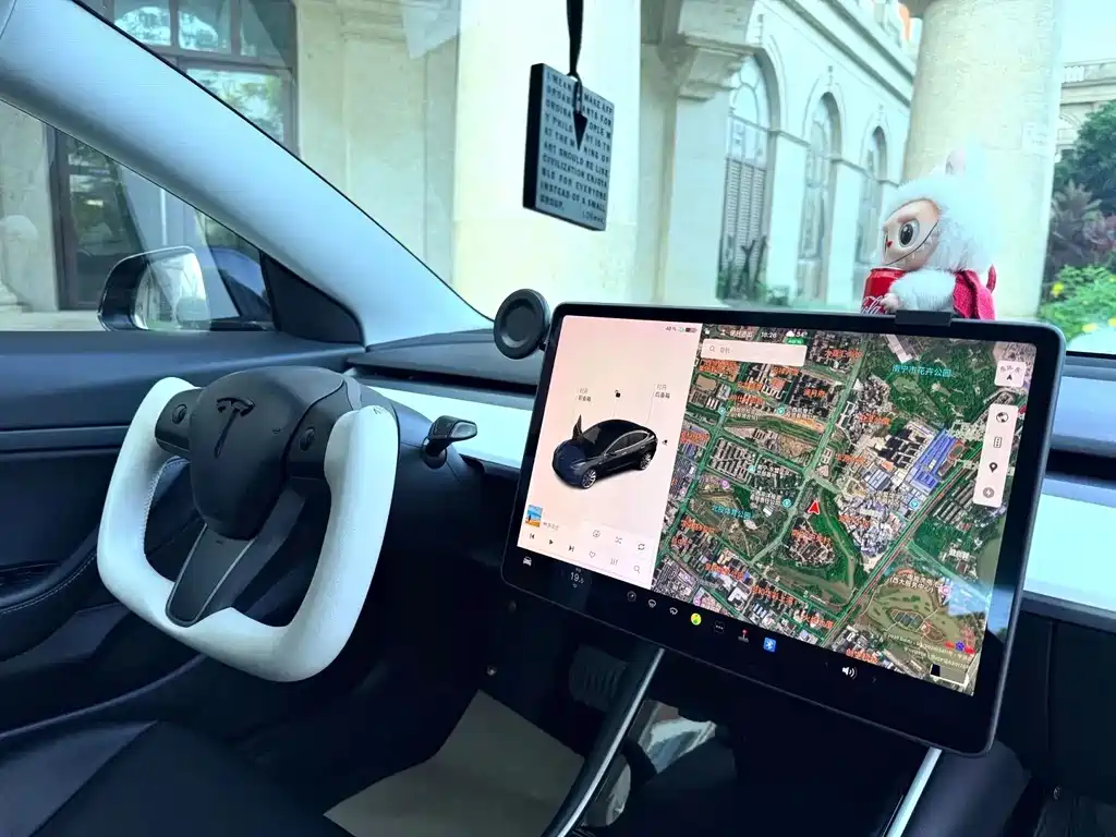 Tesla Model 3 — миниатюра 10