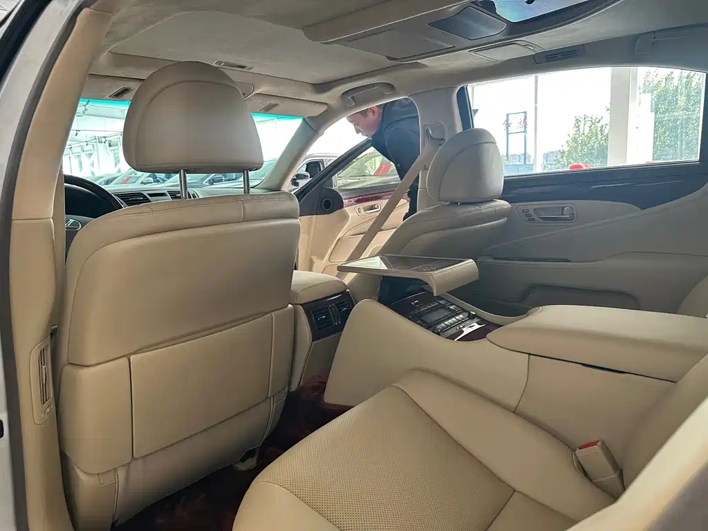 Lexus LS — миниатюра 10