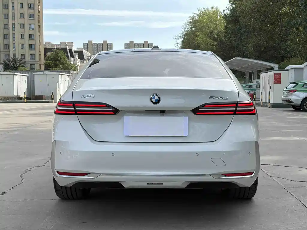 BMW 5 Series — миниатюра 5