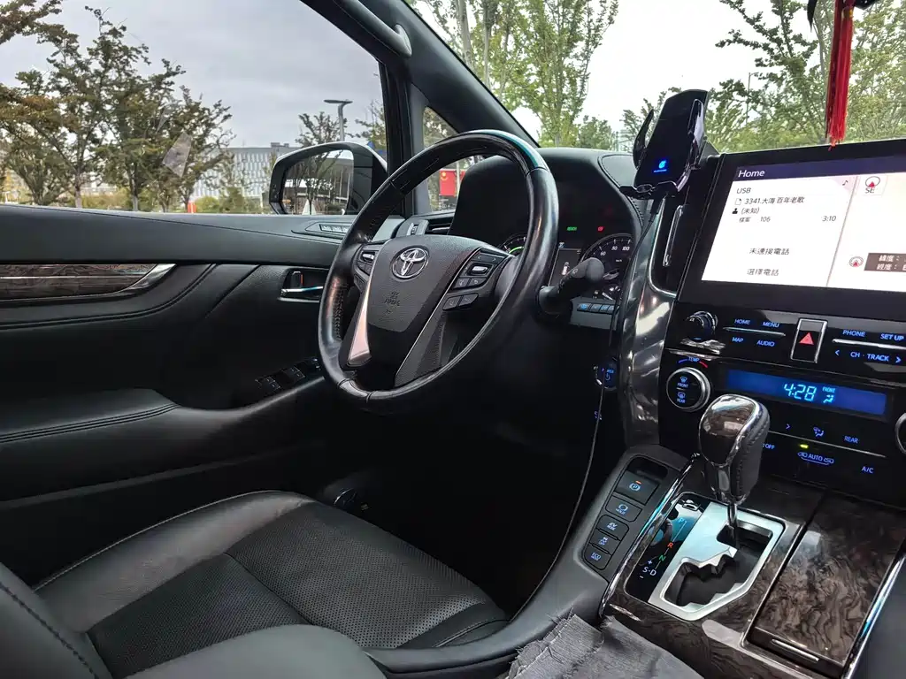 Toyota Alphard — миниатюра 15