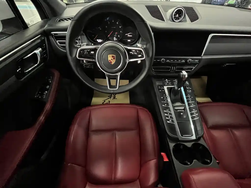 PORSCHE MACAN