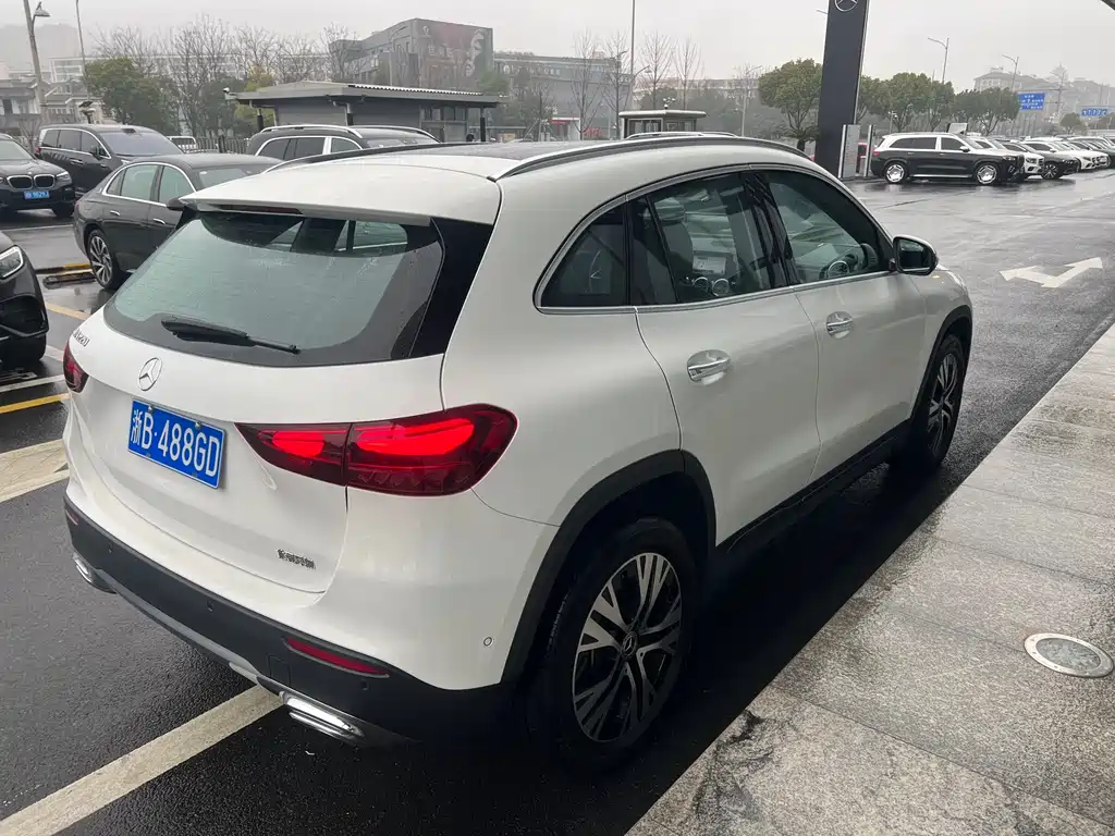 MERCEDES-BENZ GLA