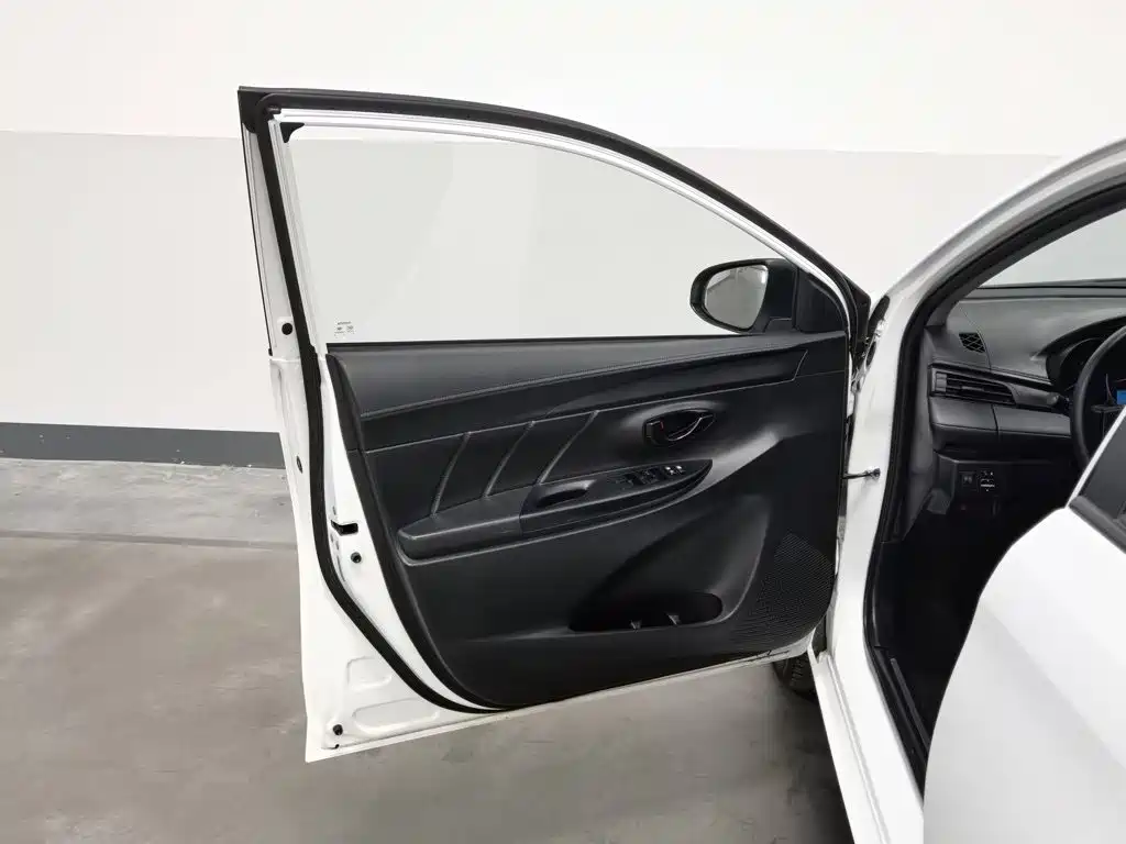Toyota Yaris L — миниатюра 8