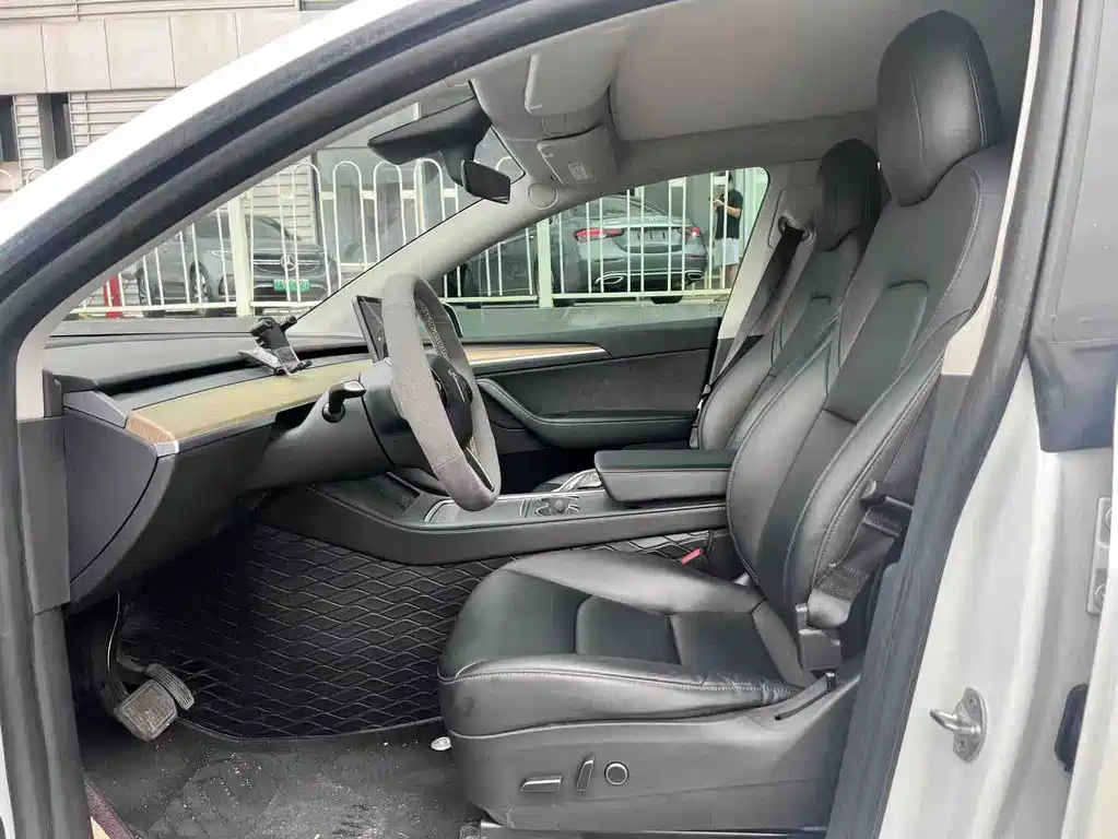 Tesla Model Y — миниатюра 8