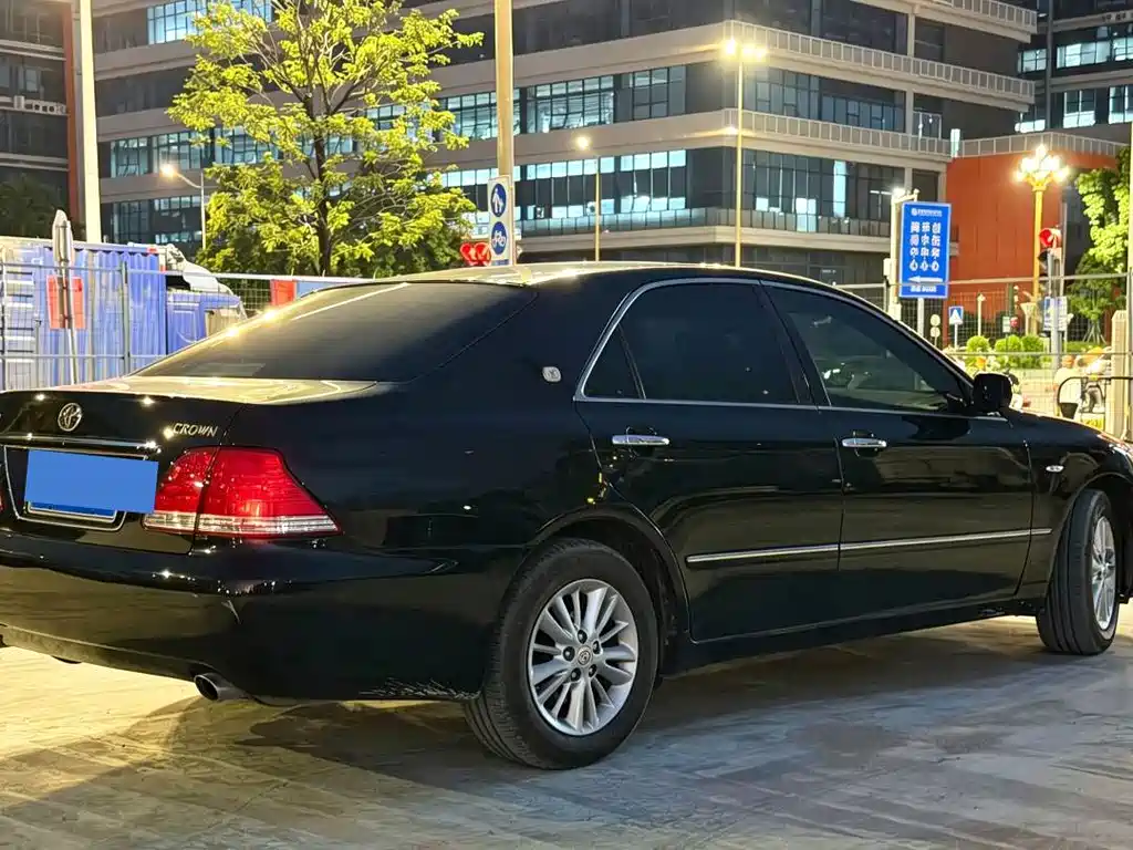Toyota Crown — миниатюра 6