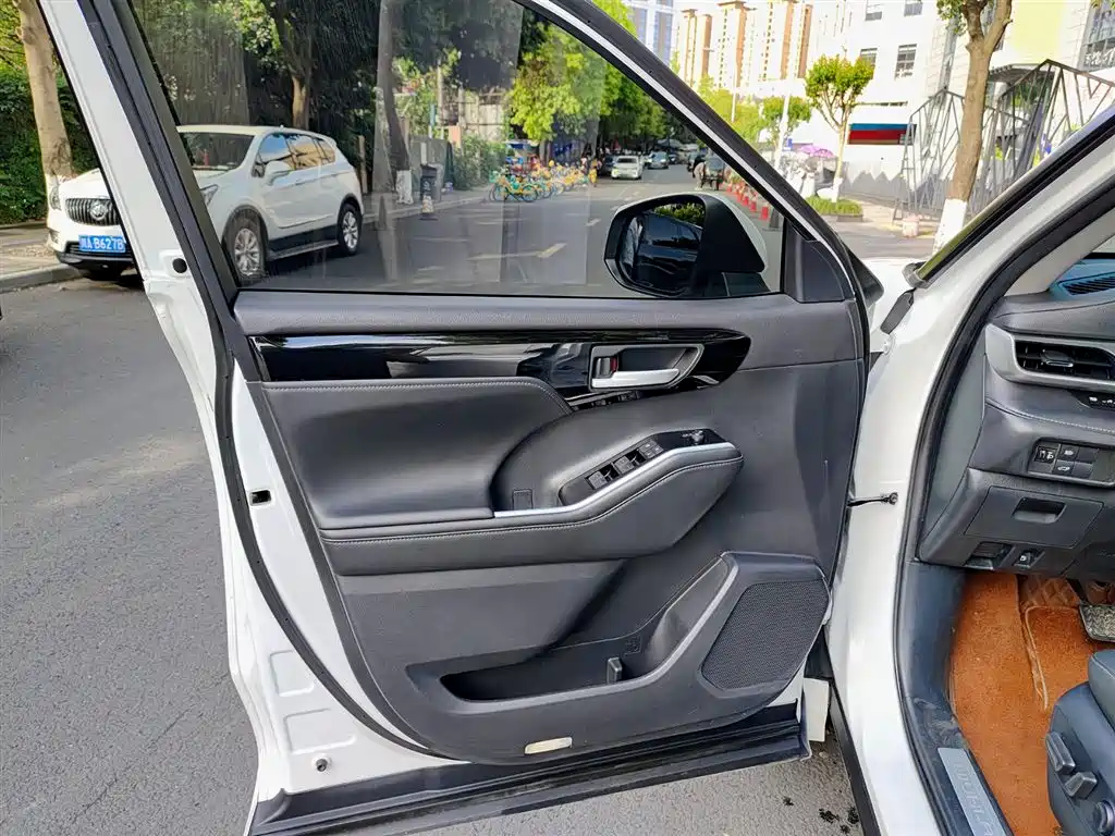 Toyota Highlander 2022 2.5L Luxury 7 мест