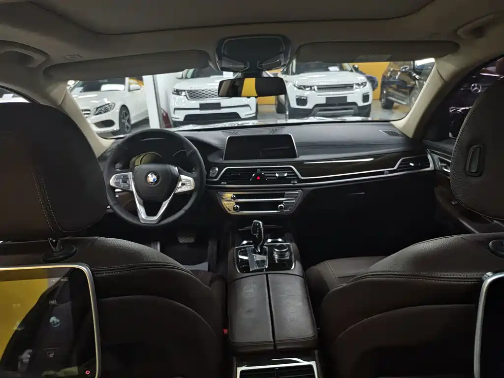 BMW 7 Series — миниатюра 7