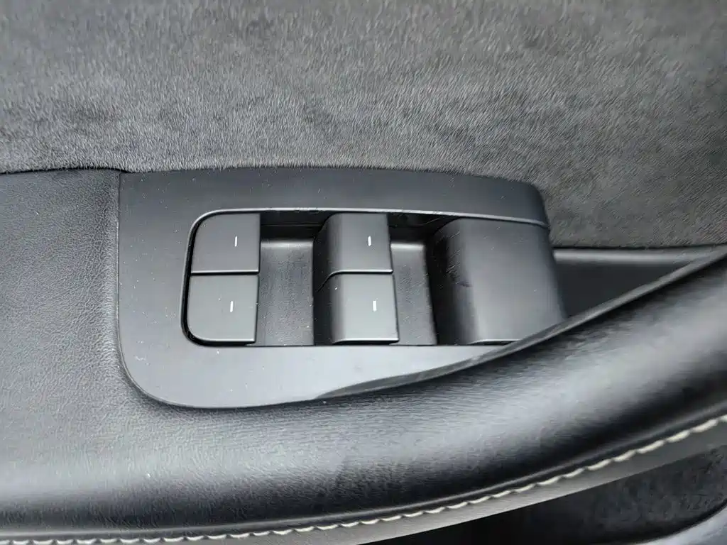 Tesla Model Y — миниатюра 9
