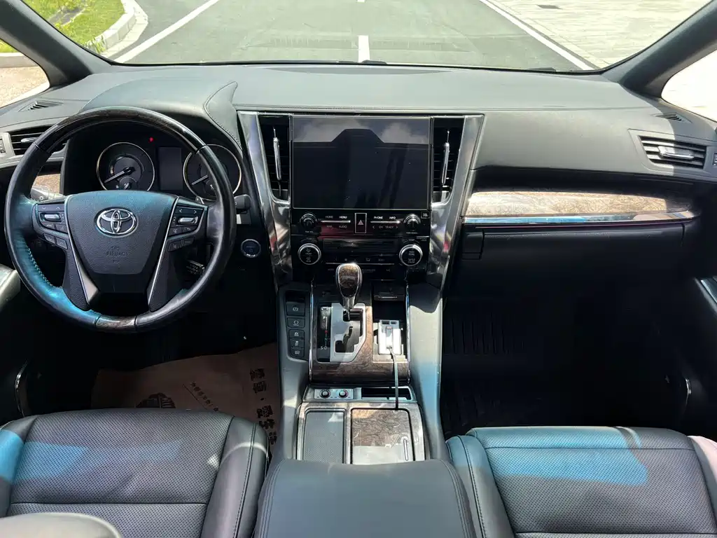 Toyota Vellfire 2023 2.5L HV Luxury