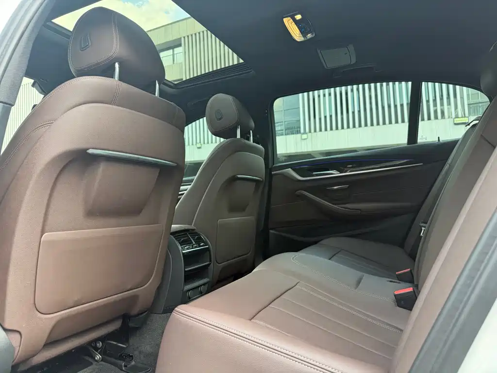 BMW 5 Series — миниатюра 12