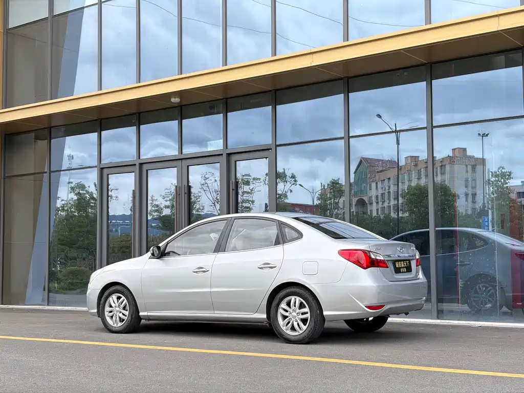 Hyundai Elantra — миниатюра 10
