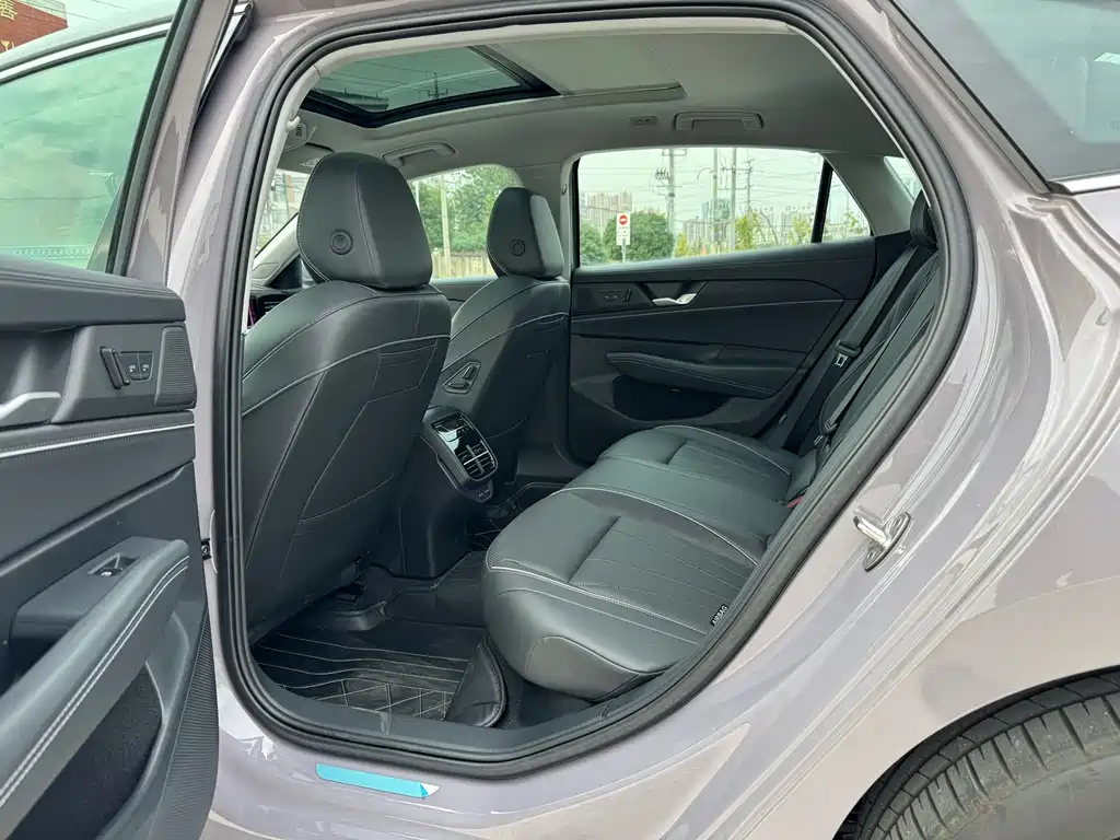 Volkswagen Passat PHEV — миниатюра 6