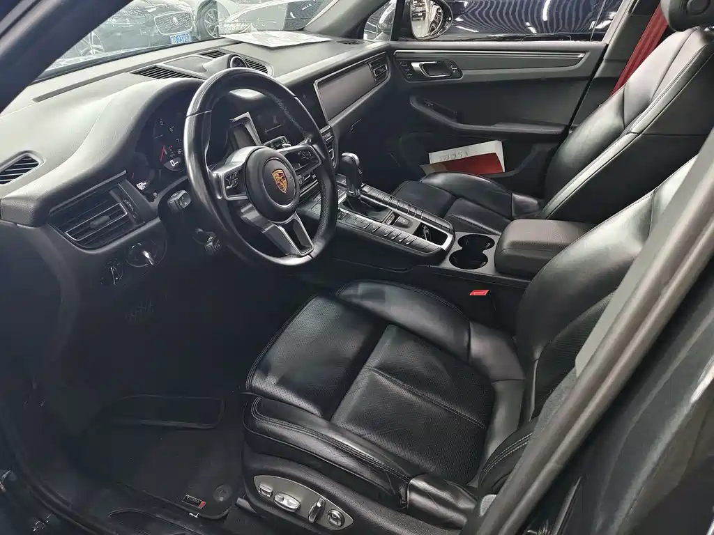 PORSCHE MACAN