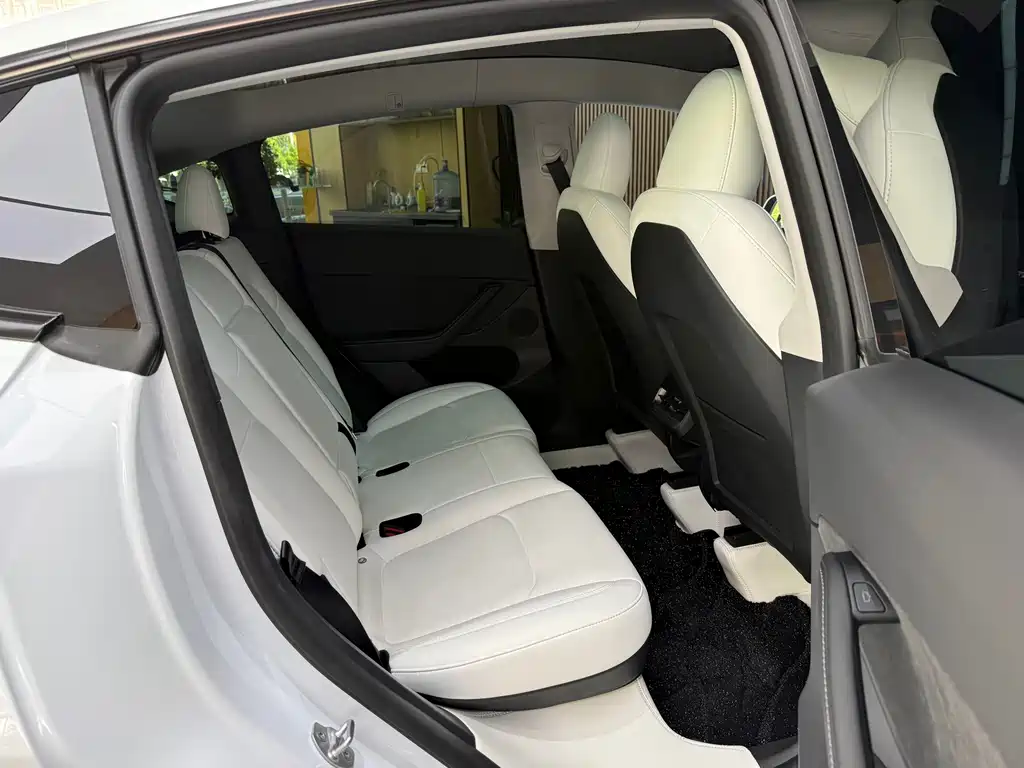 Tesla Model Y — миниатюра 20