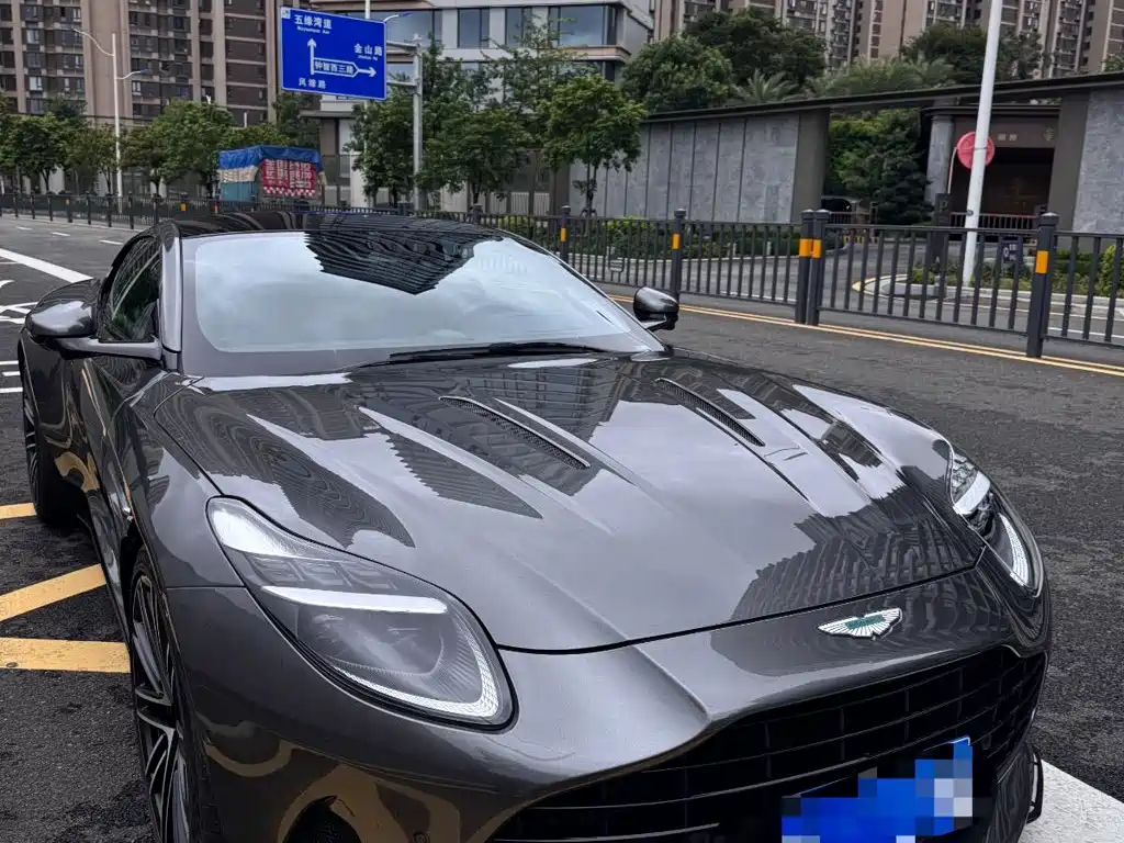 Aston Martin DB12 — миниатюра 2