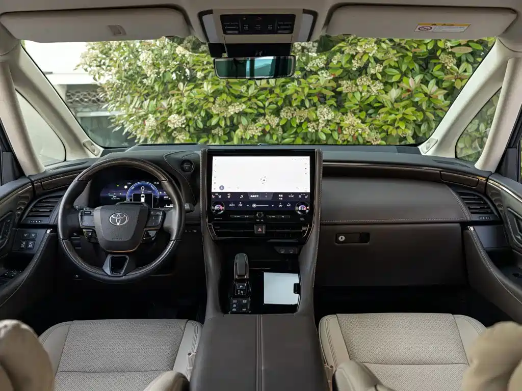 Toyota Alphard — миниатюра 10