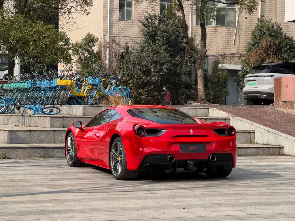FERRARI 488
