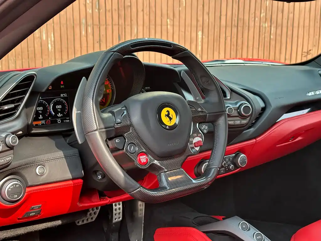 FERRARI 488