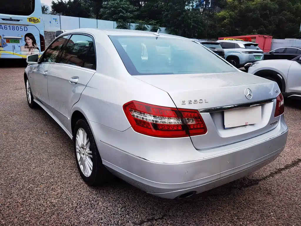 Mercedes-Benz E-Class — миниатюра 7