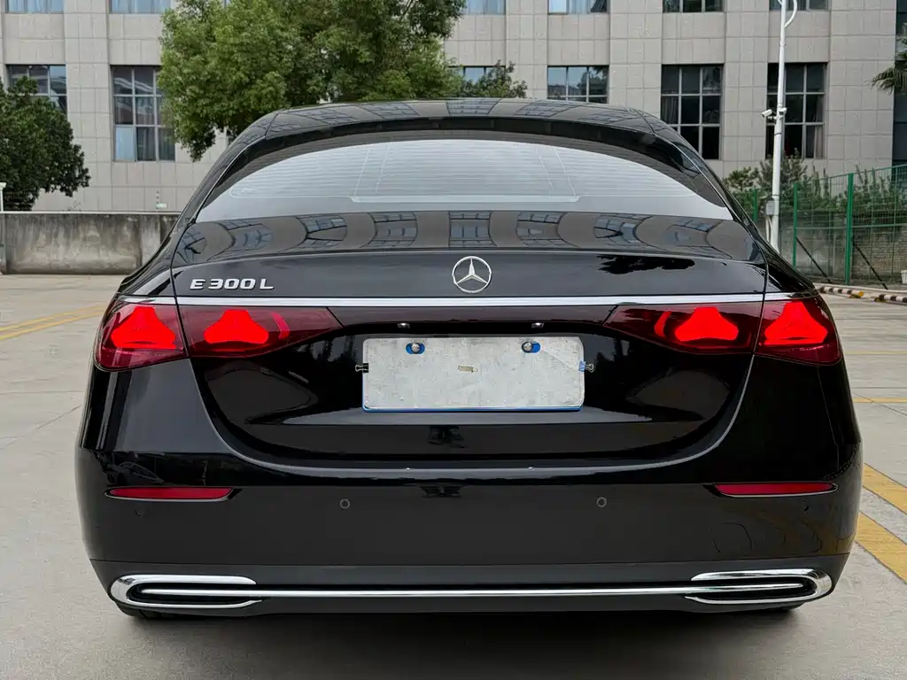 Mercedes-Benz E-Class — миниатюра 5