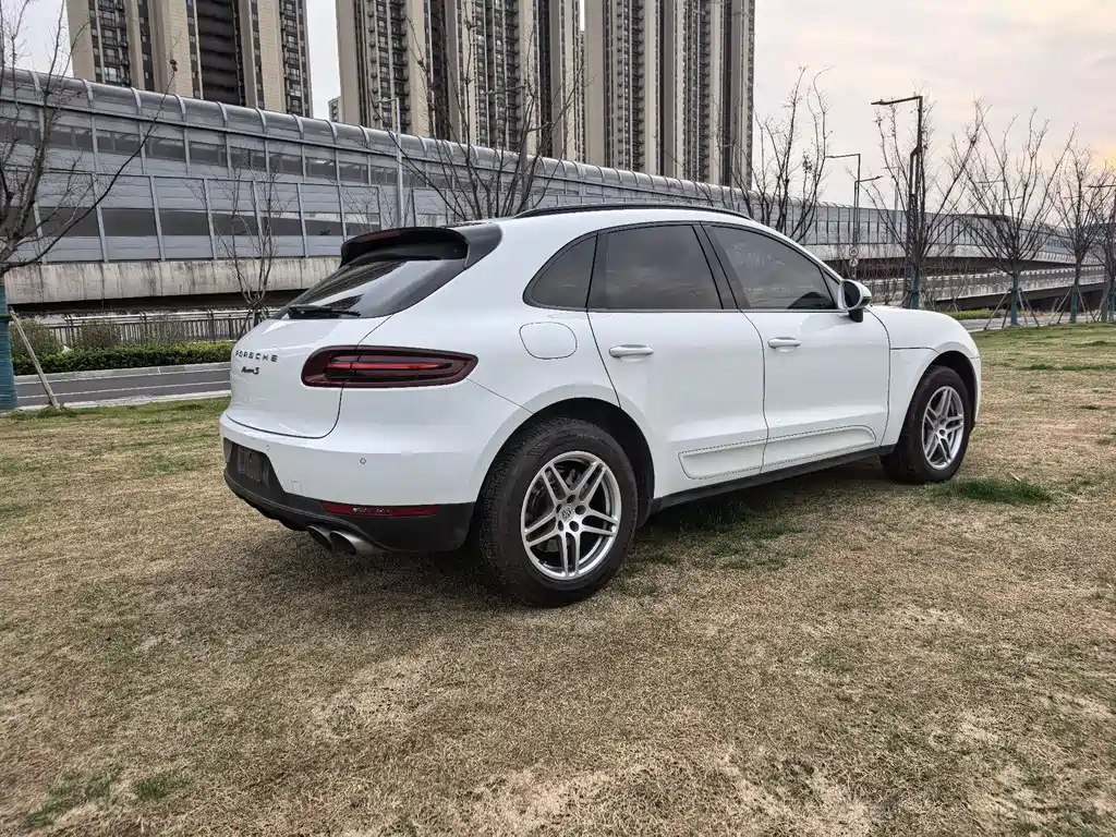 PORSCHE MACAN