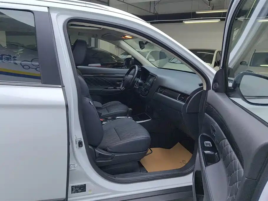 MITSUBISHI OUTLANDER