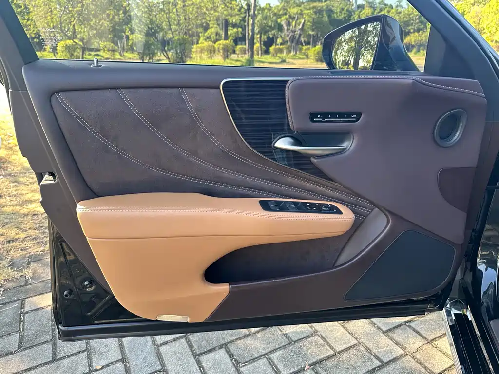 Lexus LS — миниатюра 12