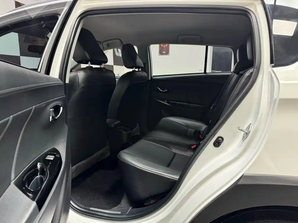 Toyota Yaris L — миниатюра 8