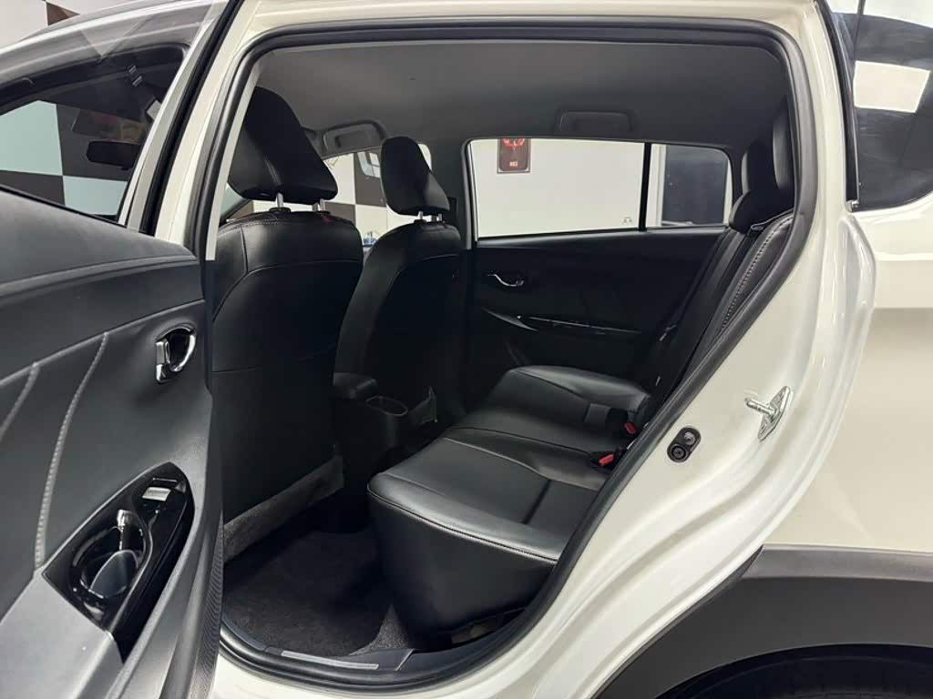 Toyota YARiS L Zhi Xuan 1.5 л 2022 г. Белый, пробег 38000 км