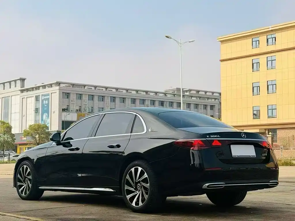 Mercedes-Benz E-Class — миниатюра 9