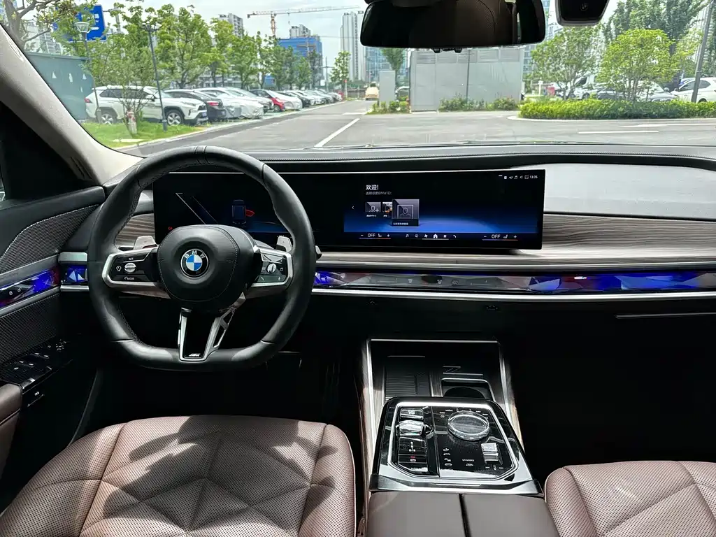 BMW 7 Series — миниатюра 10