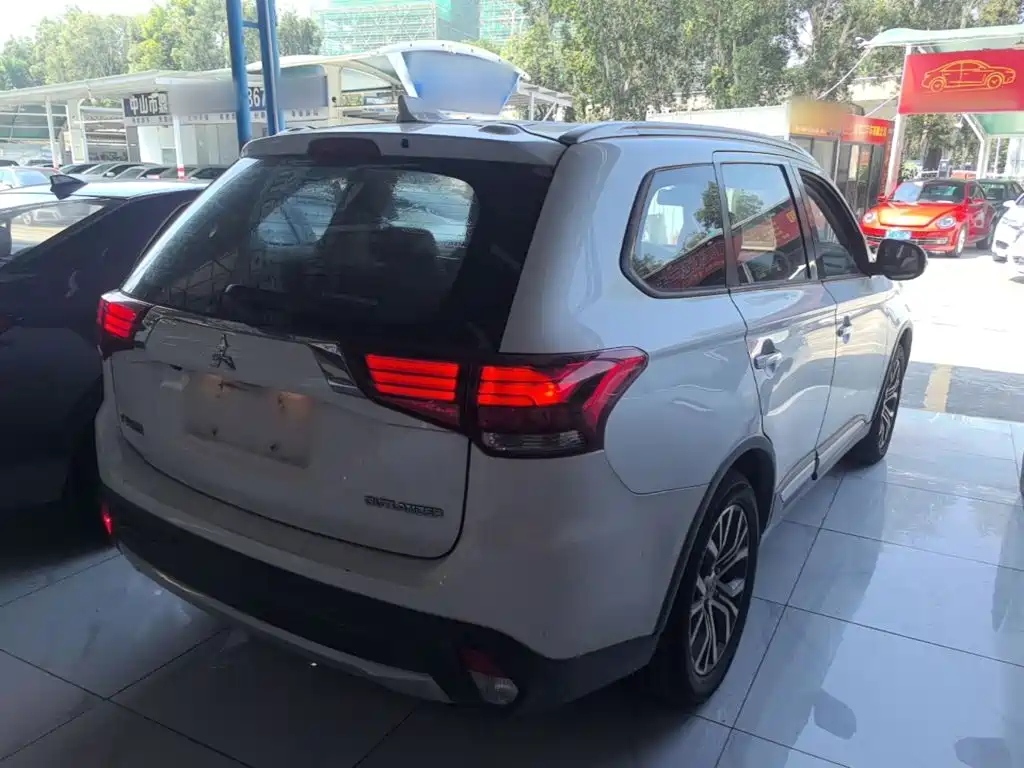 Mitsubishi Outlander — миниатюра 7