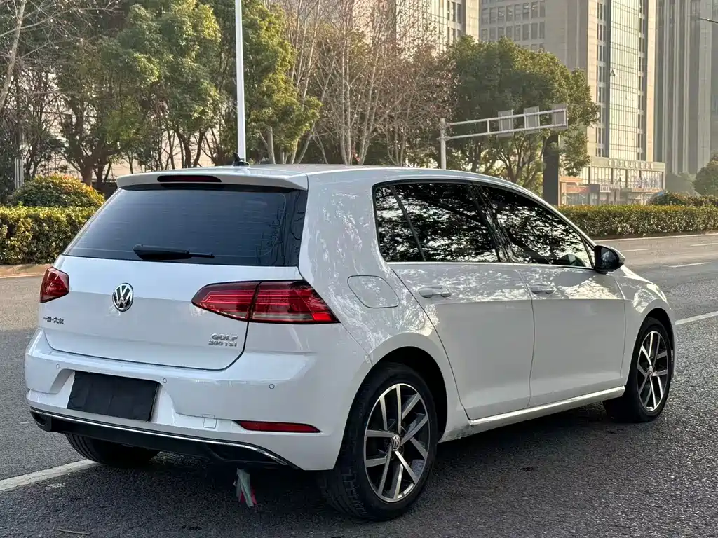 VOLKSWAGEN GOLF