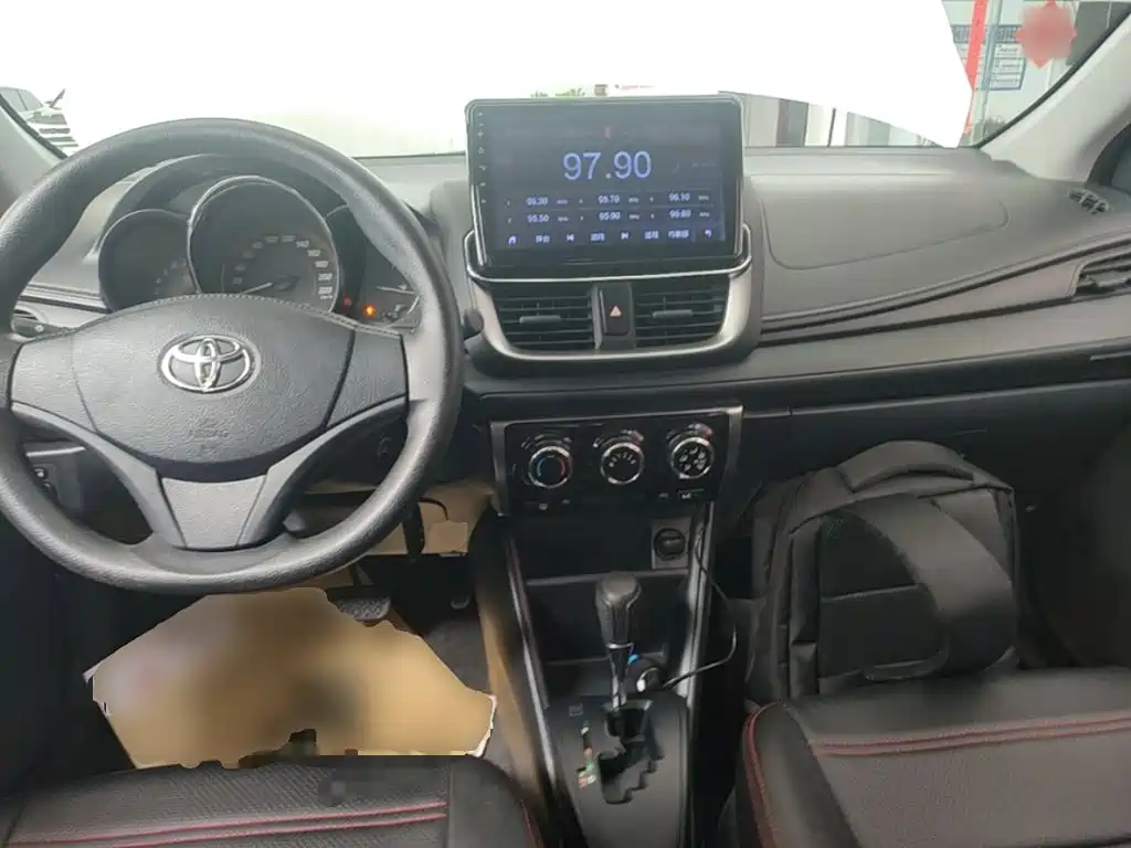 Toyota Yaris L — миниатюра 10