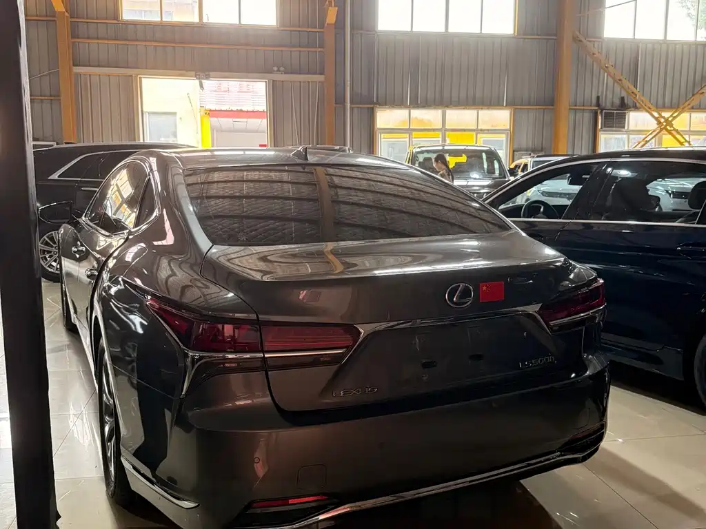 Lexus LS — миниатюра 7